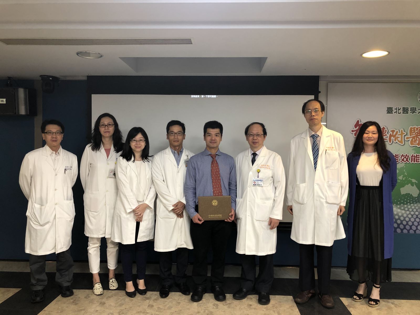 復健學科教師與朱拉隆功大學學者交流合影,展現國際合作交流成果